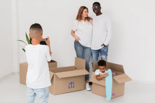 1_petit-garcon-prenant-une-photo-de-sa-famille
