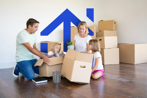 2_maman-papa-et-petites-filles-deballant-des-choses-dans-un-nouvel-appartement-assis-sur-le-sol-et-prenant-des-objets-dans-des-boites-ouvertes-1