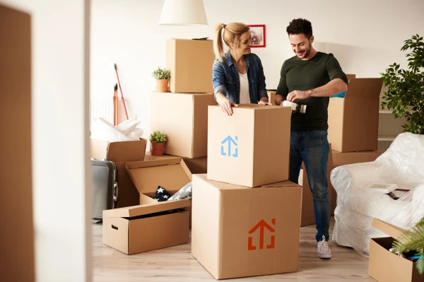 couple-emballant-des-trucs-parmi-beaucoup-de-boites-en-carton