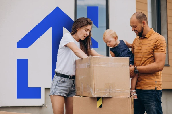 jeune-famille-avec-petite-fille-emmenageant-dans-une-nouvelle-maison