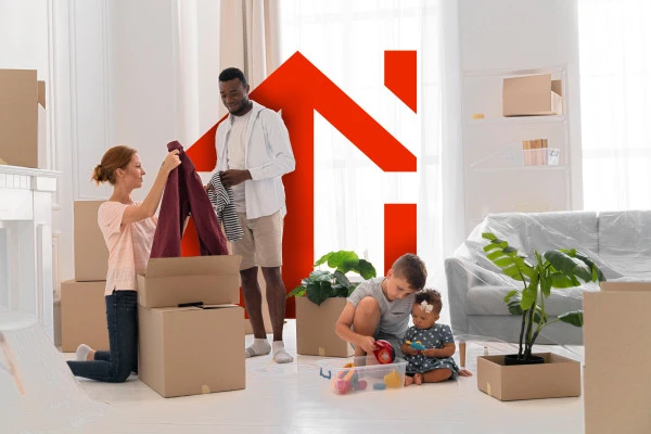 joli-couple-se-preparant-a-demenager-avec-leurs-enfants