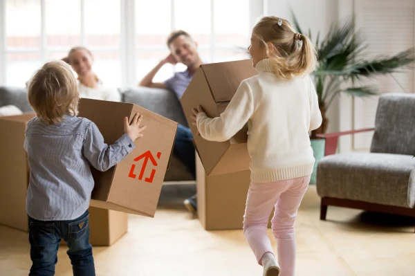 vue-arriere-des-enfants-jouant-avec-des-boites-le-jour-du-demenagement
