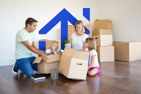 2_maman-papa-et-petites-filles-deballant-des-choses-dans-un-nouvel-appartement-assis-sur-le-sol-et-prenant-des-objets-dans-des-boites-ouvertes-1