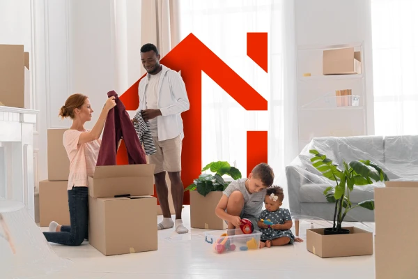 joli-couple-se-preparant-a-demenager-avec-leurs-enfants