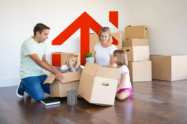 maman-papa-et-petites-filles-deballant-des-choses-dans-un-nouvel-appartement-assis-sur-le-sol-et-prenant-des-objets-dans-des-boites-ouvertes